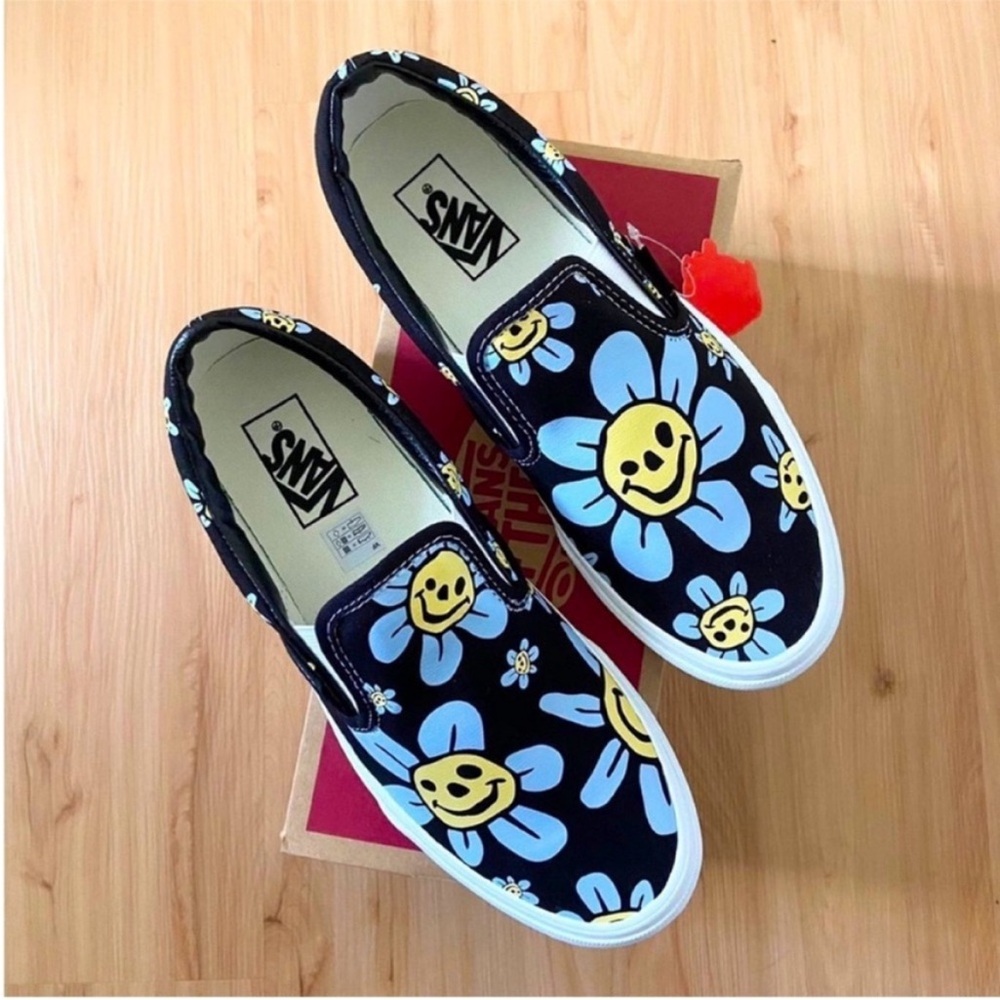 Vans Classic slip-on Trippy Grin Floral
Women Size 10.0 US